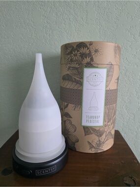 Scentsy Teardrop Pedestal Diffuser in White and Tan Packaging